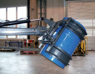 Вилочный погрузчик с захватом для бочек