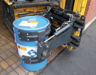 Разгрузка бочек погрузчиком