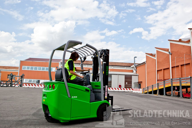 Электрический погрузчик в работе.