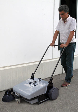 Подметальная машина в работе