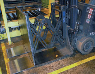 Сталкиватель груза на погрузчик