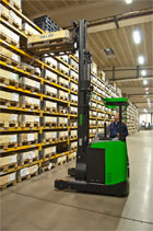 Электрические штабелеры в работе.