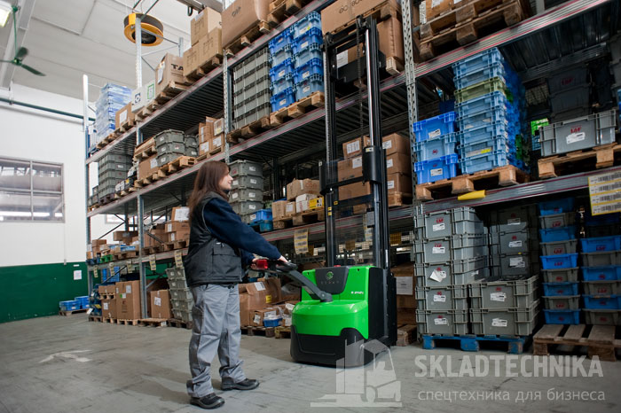 Штабелер в работе.