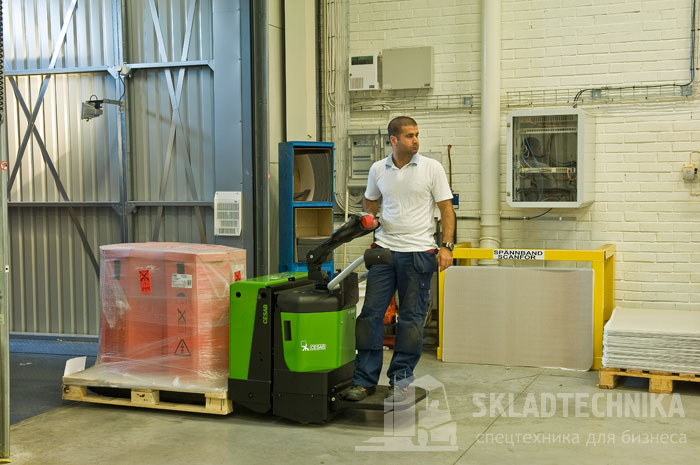 Платформенная тележка Cesab. Складская тележка в работе.