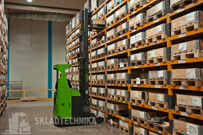 Узкопроходной штабелер в работе.